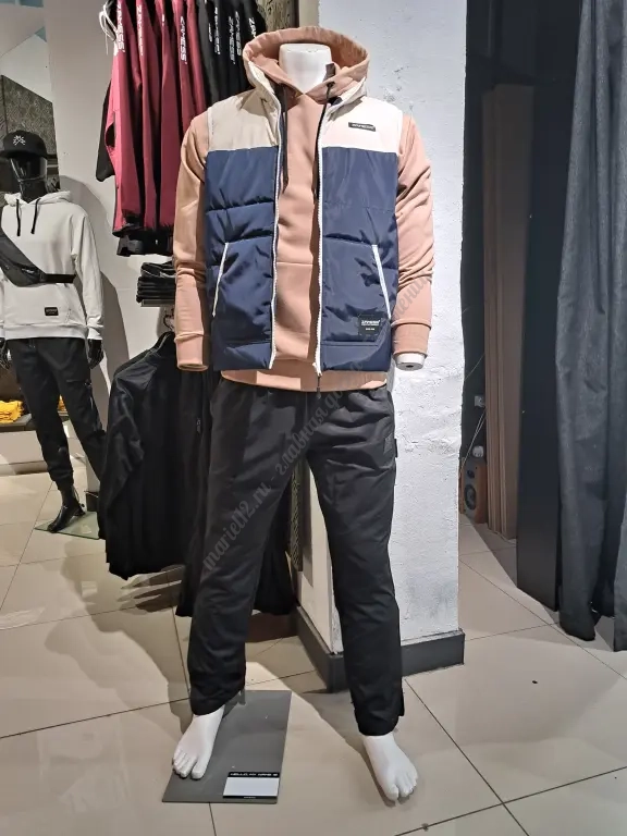 Манекены и оборудование для магазина одежды