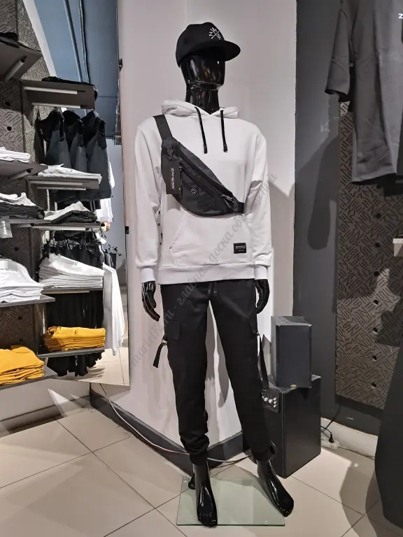 Манекены и оборудование для магазина одежды